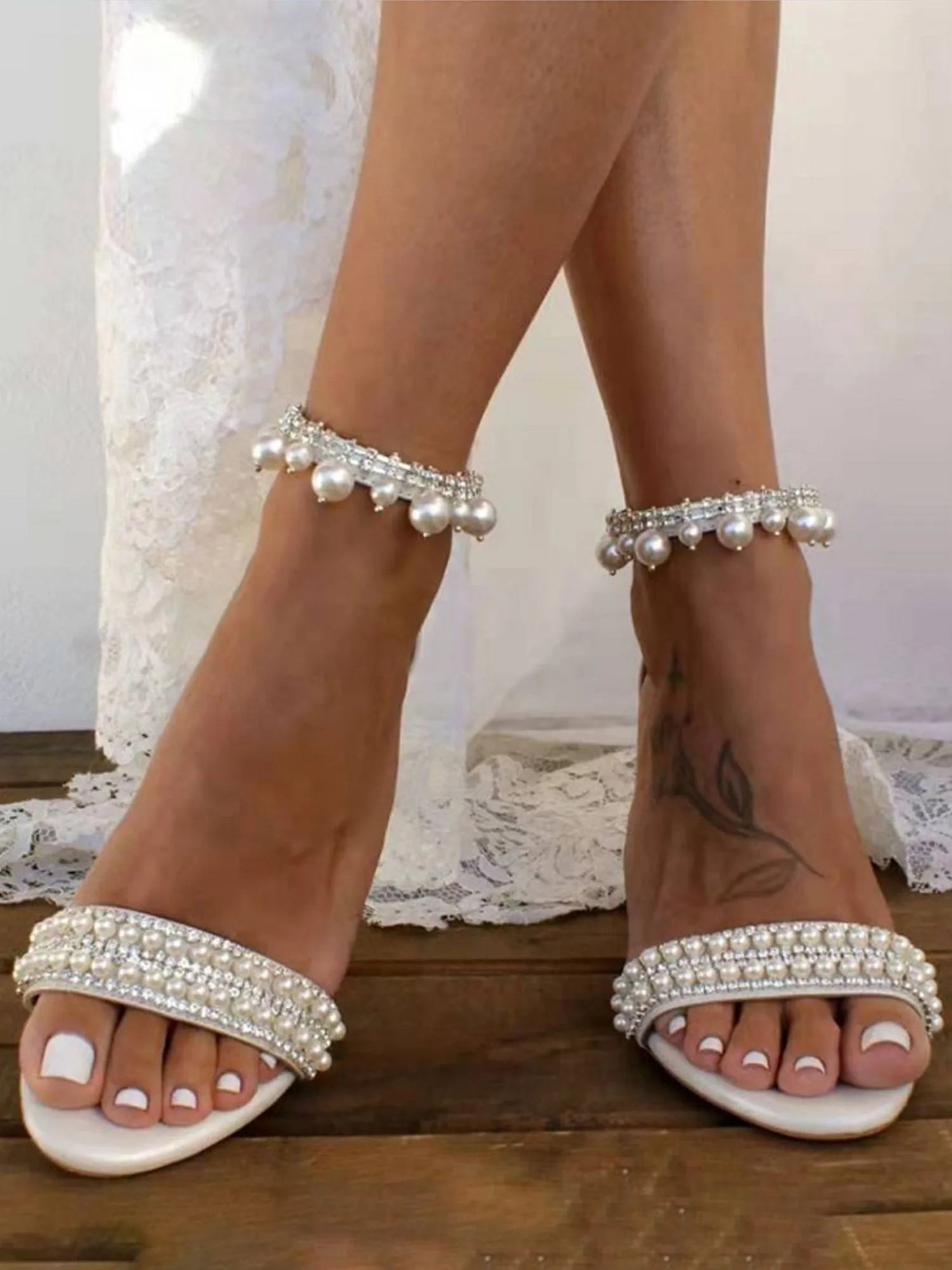 High Heels mit offenem Zehenbereich und Perlenbesatz und Knchelriemen