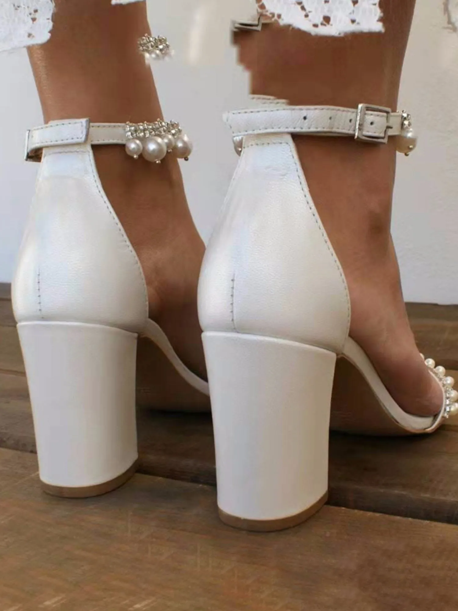 High Heels mit offenem Zehenbereich und Perlenbesatz und Knchelriemen